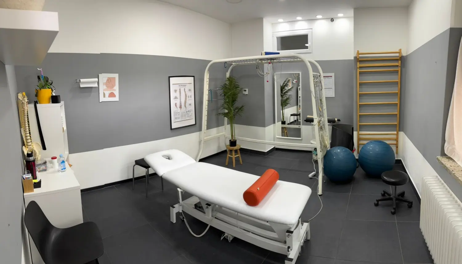 Agbalik Physiotherapie - Therapeutin behandelt verletzten Rücken eines männlichen Patienten.