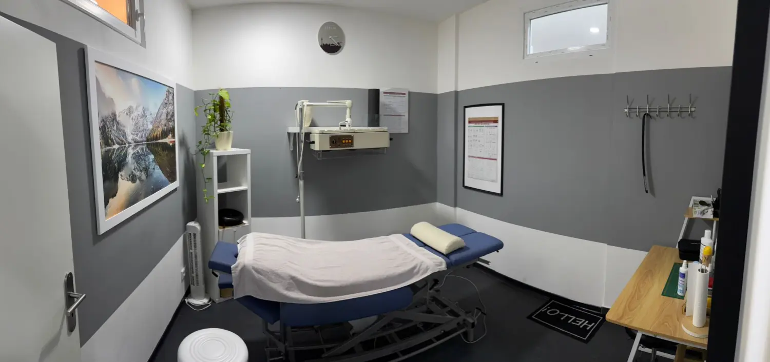 Agbalik Physiotherapie - Therapeutin behandelt verletzten Rücken eines männlichen Patienten.