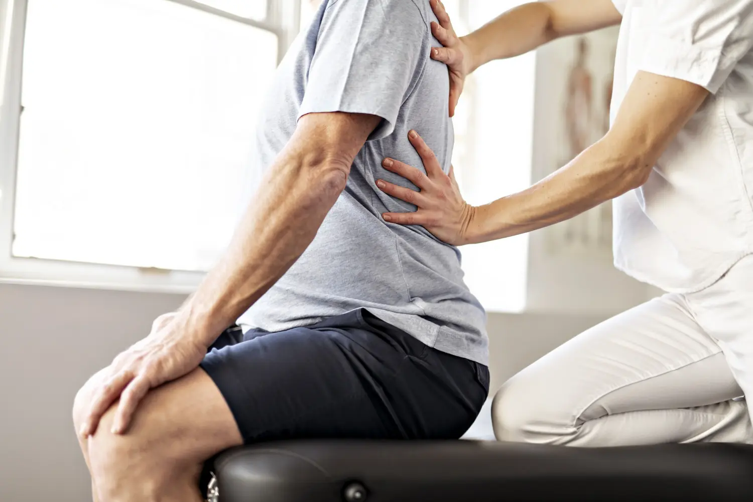 Agbalik Physiotherapie - Eine moderne Rehabilitations-Physiotherapeutin mit einem älteren Kunden