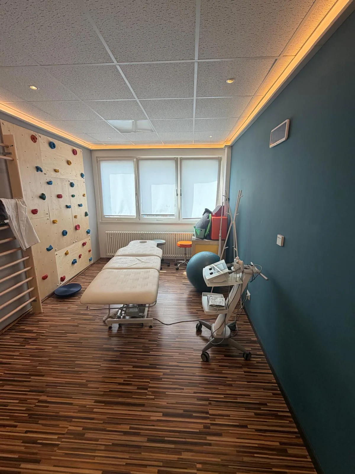Behandlungsraum mit Therapieliege und Sprossenwand