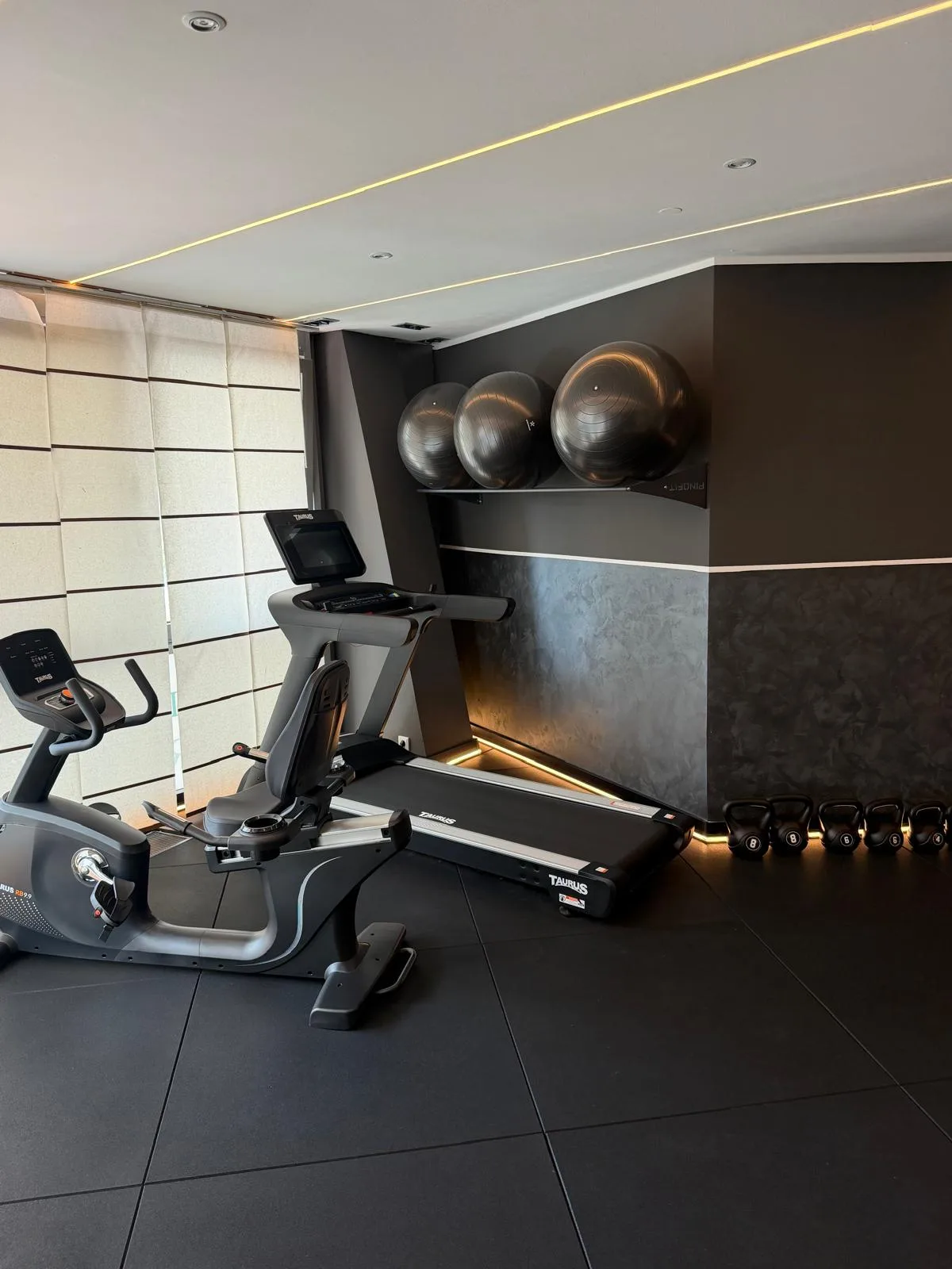 Trainingsraum mit Ergometer und Laufband